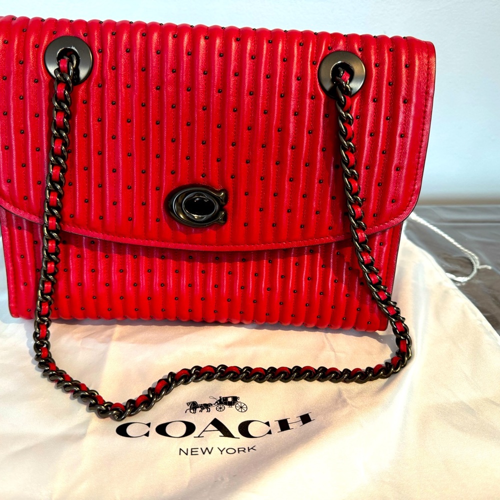 Coach shoulder purse, beautiful red. Used two times, looks new.